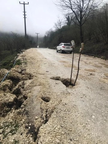 Sağanak yolda göçük oluşturdu
