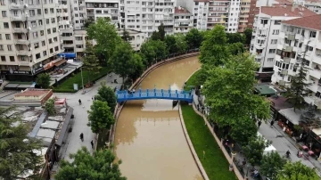 Sağanaklar Porsuk Çayı’nı kahverengiye boyadı
