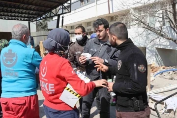 Sağlık Bakanlığı ekiplerinden enkazda çalışanlara &quot;maske&quot; uyarısı
