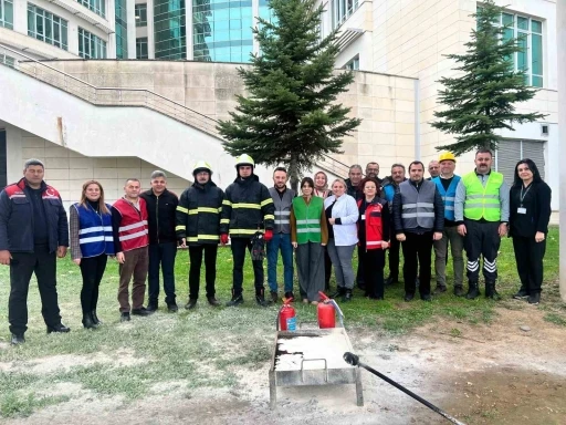 Sağlık çalışanlarına yangın tatbikatıyla can güvenliği eğitimi verildi
