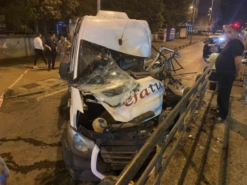 Sağmalcılar’da kontrolden çıkan servis aracı duvara çarptı: 1 yaralı
