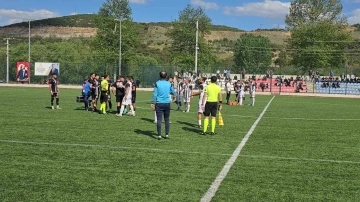 Saha içi bir anda karıştı, futbolcular tekme tokat birbirine girdi