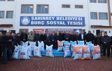 Şahinbey’de yem dağıtımı sürüyor
