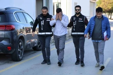 Sahte polis, kendisini durduran polislere “Hayırdır devrem” diyerek yakalandı