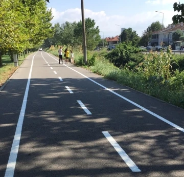 Sakarya’da bisiklet yollarında boyama çalışmaları
