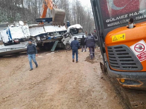 Sakarya’da feci kaza: Taş kırma makinesi, tırın kupasına devrildi
