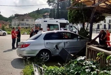 Sakarya’da iki otomobil çarpıştı: 3 yaralı
