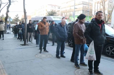 Sakarya’da ilk iftar gününde pide kuyruğu
