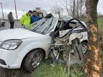 Sakarya’da otomobil ağaca çarptı: 1 ölü
