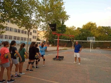 Salihli’de öğrenciler voleybol smaç makinesiyle tanıştı
