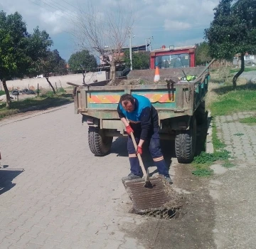 Salihli’de su taşkınlarına karşı ızgara temizliği
