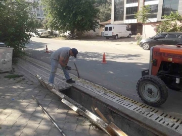 Salihli’de yağmur suyu ızgaraları temizlendi
