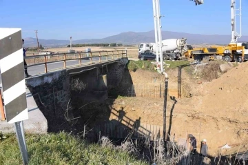 Salihli’de yeni köprülerin ayak temelleri atılıyor
