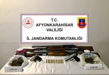 Saman balyaları arasına kavanoz içerisinde gizlenmiş esrarın bulunma anı jandarma kamerasında
