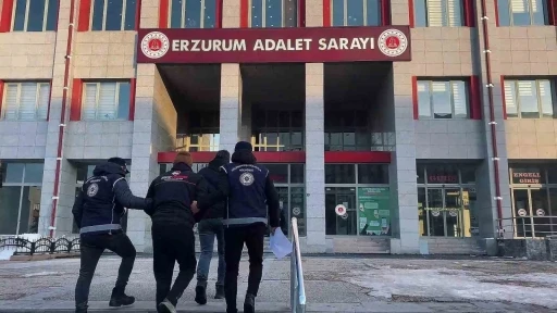 Saman balyalarının içinde 11, tırın mühürlü dorse kısmında 23 ve otomobilde 3 kaçak göçmen yakalandı
