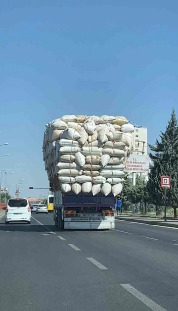 Saman yüklü kamyon trafiği tehlikeye attı
