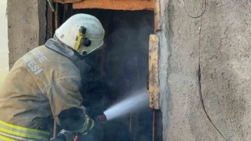 Samanlıkta çıkan yangın eve sıçramadan söndürüldü
