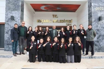 Şampiyon voleybolcular sevinçlerini Başkan Kaplan’la paylaştı
