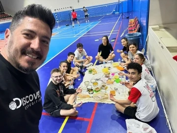 Şampiyonaya hazırlanan ’altın jenerasyon’ spor salonunda iftar yaptı
