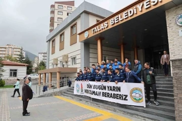 Şampiyonluğu kutlamak yerine deprem bölgesine gönül almaya gittiler
