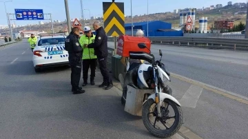 Samsun’da otomobil motosikletli kuryeye çarpıp kaçtı: 1 yaralı