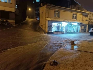 Samsun’da sağanak yolları göle çevirdi