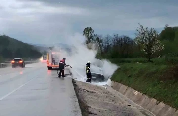 Samsun’da seyir halindeki otomobilde yangın: 4 yaralı
