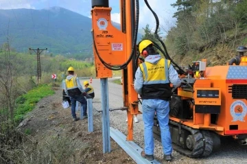 Samsun’da tehlikeli yollara çelik oto korkuluk
