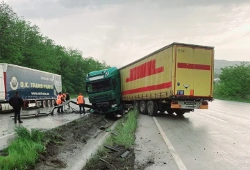 Samsun’da tır bariyere çarpıp su kanalına girdi
