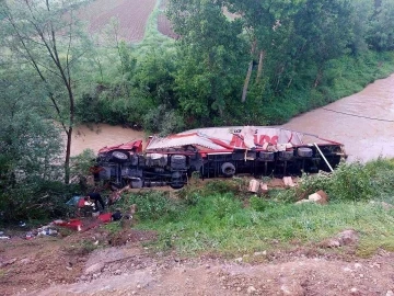 Samsun’da tır çaya devrildi: 2 yaralı
