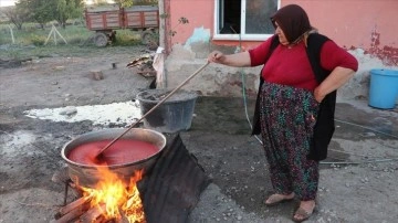 Samsun'da kış hazırlığı yapan kadınların salça kazanları kaynamaya başladı