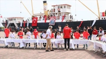 Samsun'da satranç şampiyonu ile 19 minik sporcu gösteri maçı yaptı