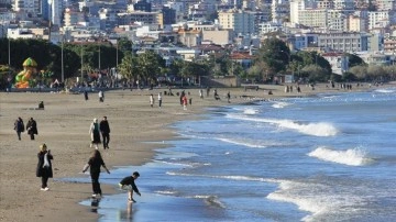 Samsun'da vatandaşlar güneşli havanın tadını çıkarıyor