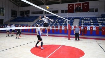 Samsunlu baba ve oğlu, Hakkari'de voleybol takımının başarısı için ter döküyor