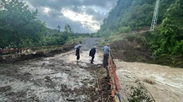 Samsun'un Tekkeköy ilçesinde sağanak, göçük ve toprak kaymasına neden oldu