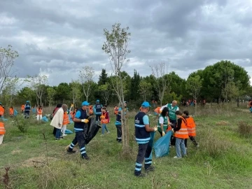 Sancaktepe Belediyesi ekipleri, Dünya Temizlik Günü’nde gönüllülerle el ele verdi
