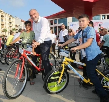 Sandıkçı: “Çocuklarımızı hediyelerle buluşturmaya devam ediyoruz”
