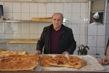 Sandıklı’nın ‘haşhaşlı’ tahinli pidesi yoğun ilgi görüyor
