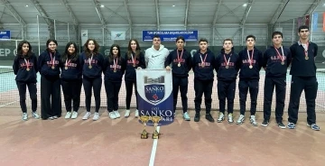 SANKO Okulları öğrencileri tenis yarışmasında il birincisi oldu
