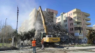 Şanlıurfa’da ağır hasarlı binalar tek tek yıkılıyor