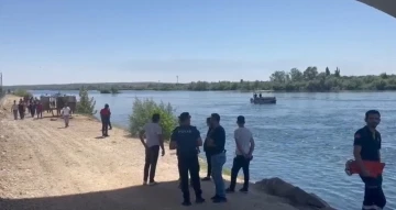 Şanlıurfa’da nehre giren kardeşler gözden kayboldu
