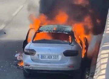 Şanlıurfa’da seyir halindeki otomobil alev topuna döndü
