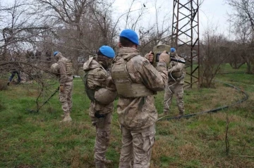 Şanlıurfa’da terör operasyonunda gözaltına alınan şüpheliler jandarmada
