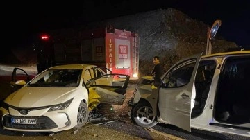 Şanlıurfa'da hafif ticari araç ile otomobilin çarpıştığı kazada 11 kişi yaralandı