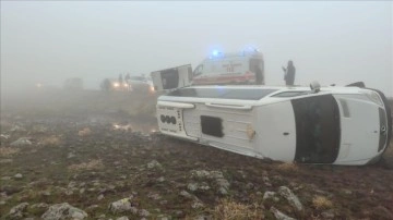 Şanlıurfa'da öğretmenleri taşıyan servis aracı devrildi, 9 kişi yaralandı