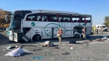 Şanlıurfa'da otomobille çarpışan otobüsün devrilmesi sonucu 2 kişi öldü, 25 kişi yaralandı