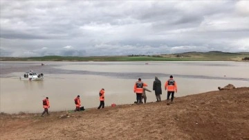 Şanlıurfa'da tırıyla sele kapılan sürücüyü arama çalışmaları sürüyor