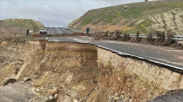 Şanlıurfa'nın Bozova ve Hilvan ilçelerini bağlayan yolda sel nedeniyle çökme