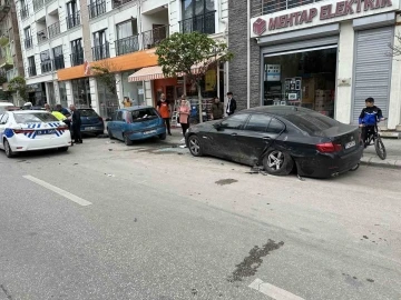 Sara nöbeti geçiren sürücü park halindeki araçlara çarptı
