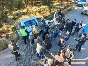 Şarampole düşen araca ’örümcek ağlı’ önlem
